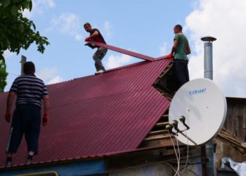 Вже 18 будинків повністю відновили на Херсонщині будівельники з Тернопільської області