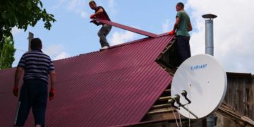 Вже 18 будинків повністю відновили на Херсонщині будівельники з Тернопільської області