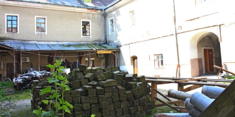 У місті на Тернопільщині хочуть відновити старовинний дворик: жителів закликають долучитися до ініціативи