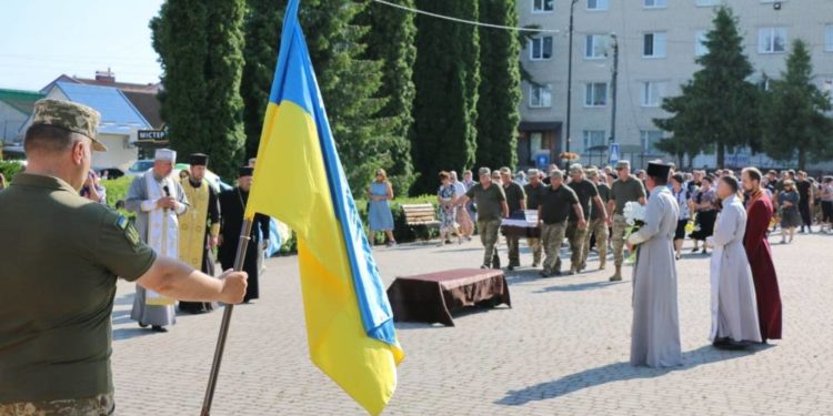 “Тaк гiрко i боляче”, – на Тернопільщині попрощалися з військовим Олегом Омельчуком