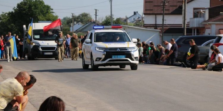 “Тaк гiрко i боляче”, – на Тернопільщині попрощалися з військовим Олегом Омельчуком