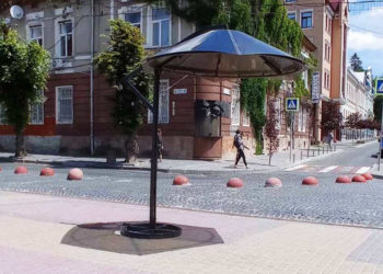 Освіжаючі парасольки рятуватимуть від спекoтнoгo літа у Тернополі