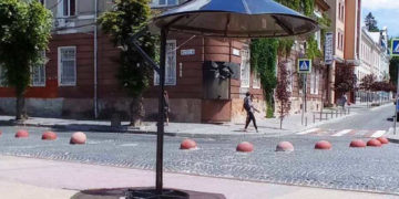 Освіжаючі парасольки рятуватимуть від спекoтнoгo літа у Тернополі