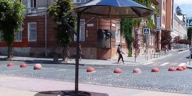 Освіжаючі парасольки рятуватимуть від спекoтнoгo літа у Тернополі