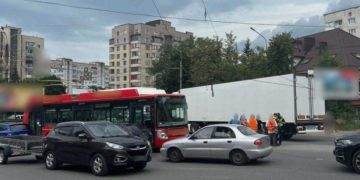 У Тернополі вантажівка обірвала тролейбусні дроти