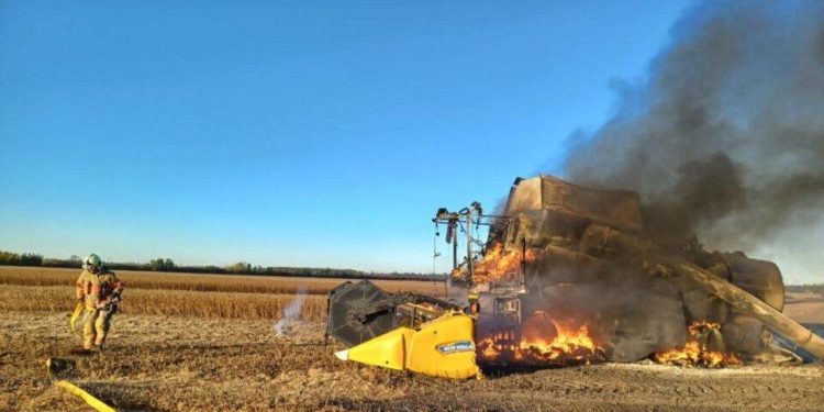 На Тернопільщині горів комбайн та гектари стерні