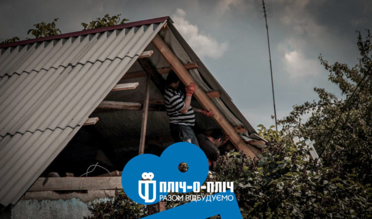 Будівельники з Тернопільщини відновлюють знищені будівлі на Херсонщині