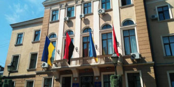 В країні війна, а міська рада Тернополя купує брендовані светри майже по 2 тисячі гривень