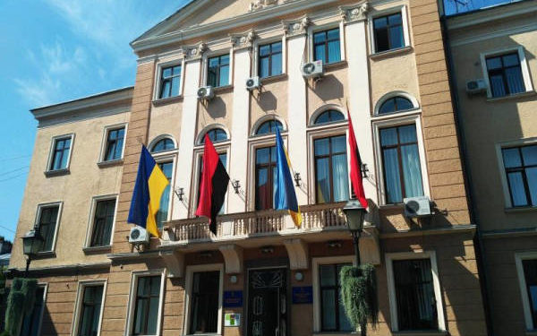 В країні війна, а міська рада Тернополя купує брендовані светри майже по 2 тисячі гривень