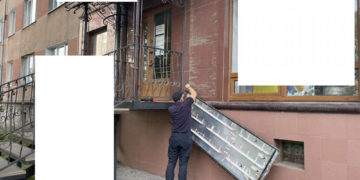 У Тернополі комунальники демонтують агресивну рекламу на фасадах будинків