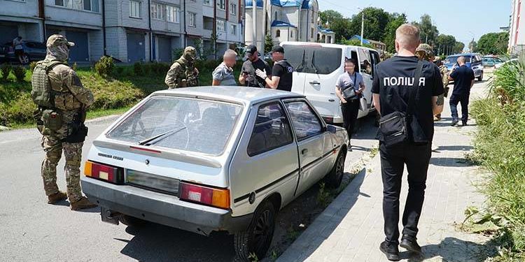 Тернопільська поліція та СБУ розкрили канали збуту зброї: затримані організатор та його спільник