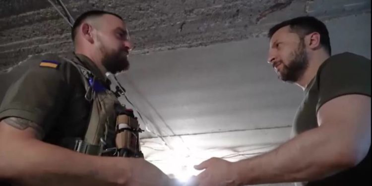 Президент України Володимир Зеленський особисто вручив нагороду військовому з Тернопільщини