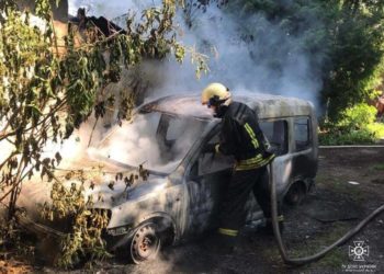 На Тернопільщині вогонь вщент знищив автомобіль