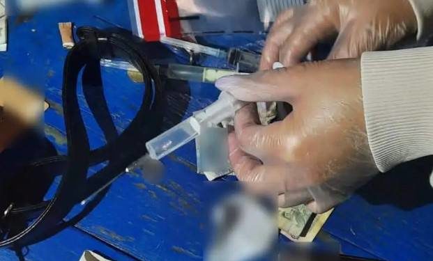 У Тернополі поліція здійснила перевірку підозрілого чоловіка та знайшла в нього згортки з наркотиками