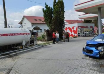 Неподалік Тернополя водійка іномарки врізалася в автоцистерну з газом