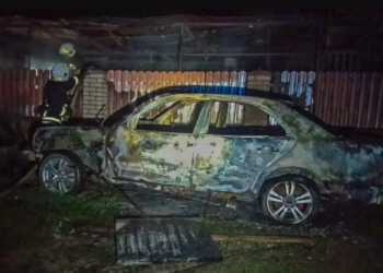 В громаді на Тернопільщині вогонь вщент знищив Mercedes