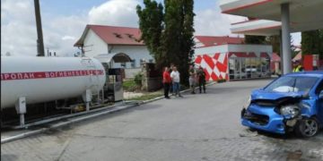 Неподалік Тернополя водійка іномарки врізалася в автоцистерну з газом