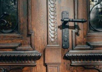 У Тернополі створили дві організації для відновлення старовинних дверей