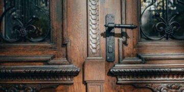 У Тернополі створили дві організації для відновлення старовинних дверей