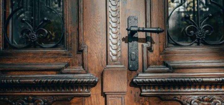 У Тернополі створили дві організації для відновлення старовинних дверей