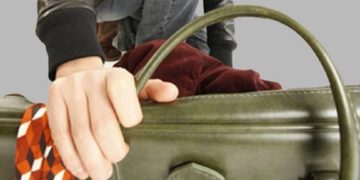 У Тернополі обікрали жінку, якій стало погано в аптеці