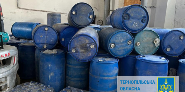  10 тисяч літрів етилового спирту: поліція Тернопільщини викрила групу осіб, які незаконно виготовляли підакцизні товари 