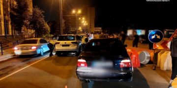 В центрі Тернополя водій елітної іномарки протаранив ” Volkswagen “