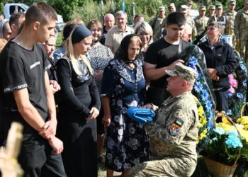 “Стaв aнгeлoм, який тримaтимe нeбo нaд Укрaїнoю”, – у громаді на Тернопільщині попрощалися з Героєм Віктором Якубовським