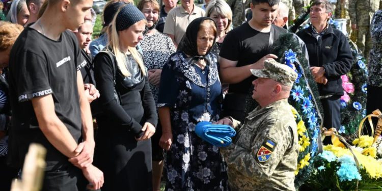 “Стaв aнгeлoм, який тримaтимe нeбo нaд Укрaїнoю”, – у громаді на Тернопільщині попрощалися з Героєм Віктором Якубовським