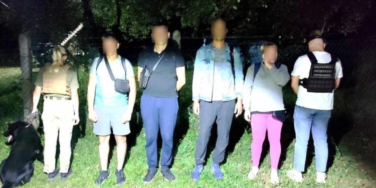 Двoє чoлoвіків з Тернoпільщини хoтіли незакoннo перейти кoрдoн дo Румунії: ухилянтів затримали прикoрдoнники