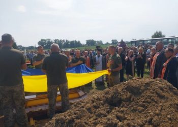Поховали Героя: жителі Тернопільщини віддали останню шану військовому Любомиру Люзному