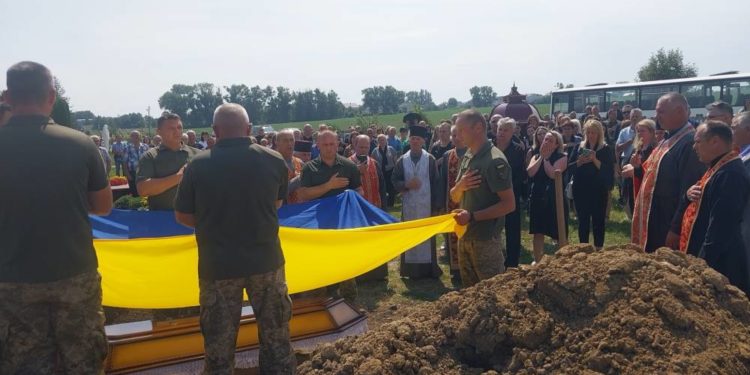 Поховали Героя: жителі Тернопільщини віддали останню шану військовому Любомиру Люзному