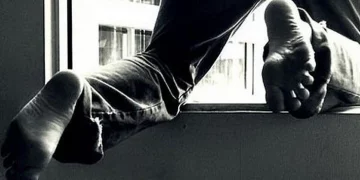 Чоловік випав з п’ятого поверху будівлі ТЦК