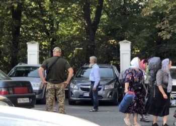 Поліцейські Хмельниччини штрафують вірян УПЦ мп, які йдуть у лавру на Тернопільщині