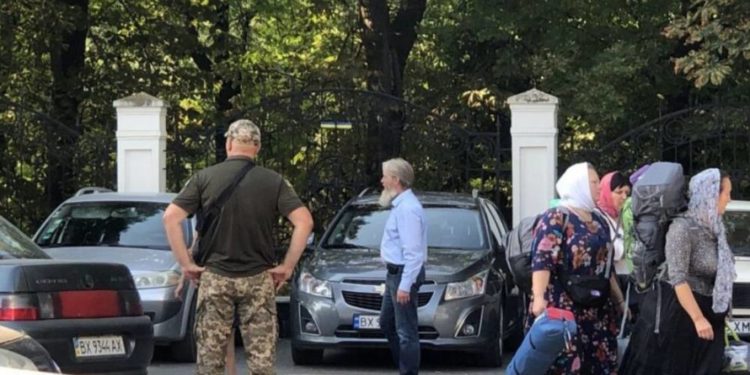 Поліцейські Хмельниччини штрафують вірян УПЦ мп, які йдуть у лавру на Тернопільщині