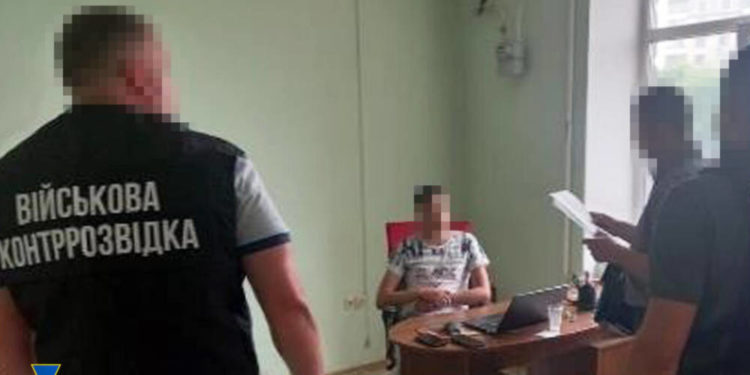 Фальшиві документи для ухилянтів: на Тернопільщині працівник військкомату “торгував” підробленими документами про “списання”