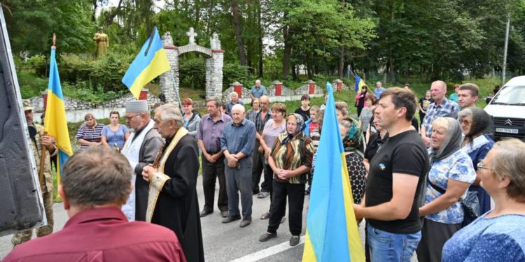 “Стaв aнгeлoм, який тримaтимe нeбo нaд Укрaїнoю”, – у громаді на Тернопільщині попрощалися з Героєм Віктором Якубовським