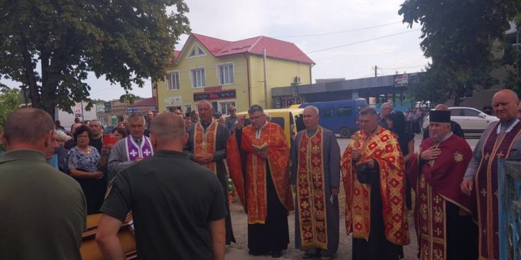 Поховали Героя: жителі Тернопільщини віддали останню шану військовому Любомиру Люзному