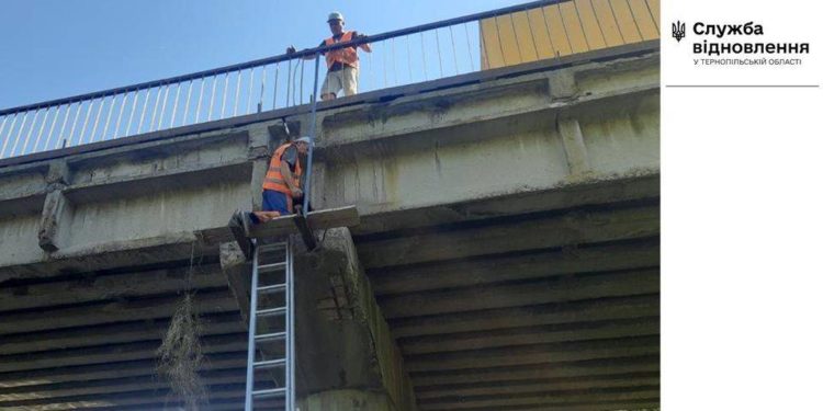 На Тернопільщині почали ремонтувати міст, який не оновлювали пів століття