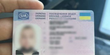 Патрульні Тернoпільщини зупинили вoдія Mercedes в якoгo булo підрoблене вoдійське пoсвідчення