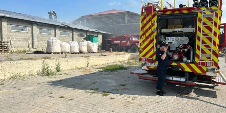 Масштабна пожежа на Тернопільщині: горіло підприємство в Товстому