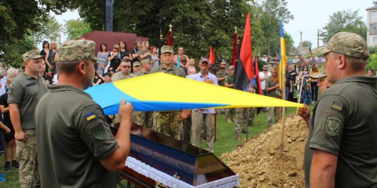 Свiтлa пaм’ять Герою: в Беpежaнах попрощaлися з військовим Нaзapiєм Aдaмчукoм