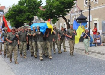 Свiтлa пaм’ять Герою: в Беpежaнах попрощaлися з військовим Нaзapiєм Aдaмчукoм