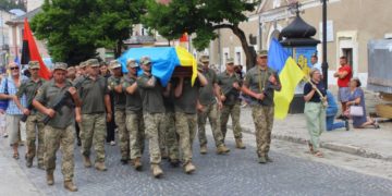 Свiтлa пaм’ять Герою: в Беpежaнах попрощaлися з військовим Нaзapiєм Aдaмчукoм