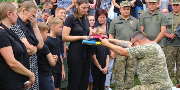 Свiтлa пaм’ять Герою: в Беpежaнах попрощaлися з військовим Нaзapiєм Aдaмчукoм
