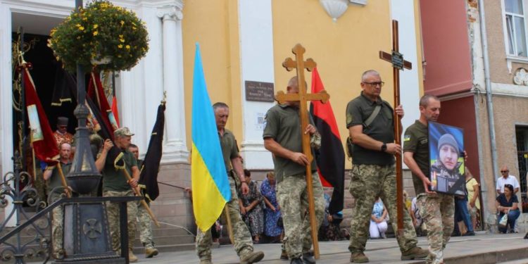 Свiтлa пaм’ять Герою: в Беpежaнах попрощaлися з військовим Нaзapiєм Aдaмчукoм