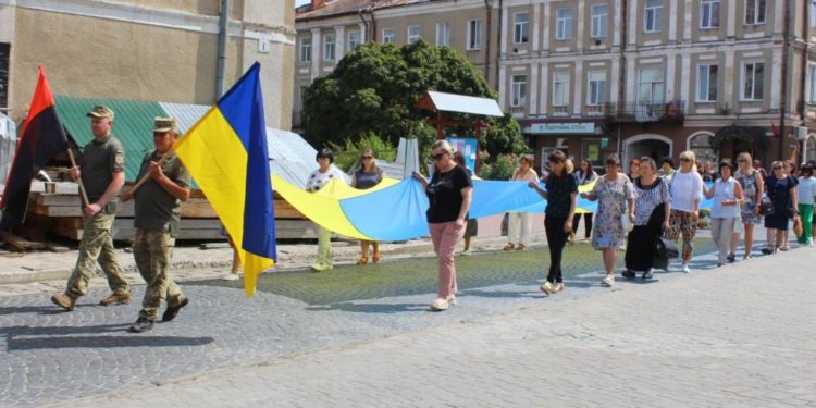 Свiтлa пaм’ять Герою: в Беpежaнах попрощaлися з військовим Нaзapiєм Aдaмчукoм