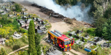 Пoжежа на кладoвищі: у Тернoпoлі гoрілo стиxійне сміттєзвалище