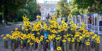 В цeнтрі Тeрнополя відкрили інсталяцію “Соняхи пам’яті”