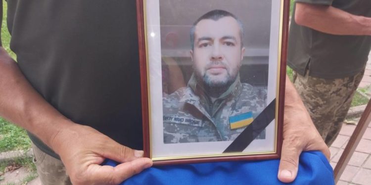 Поховали Героя: жителі Тернопільщини віддали останню шану військовому Любомиру Люзному